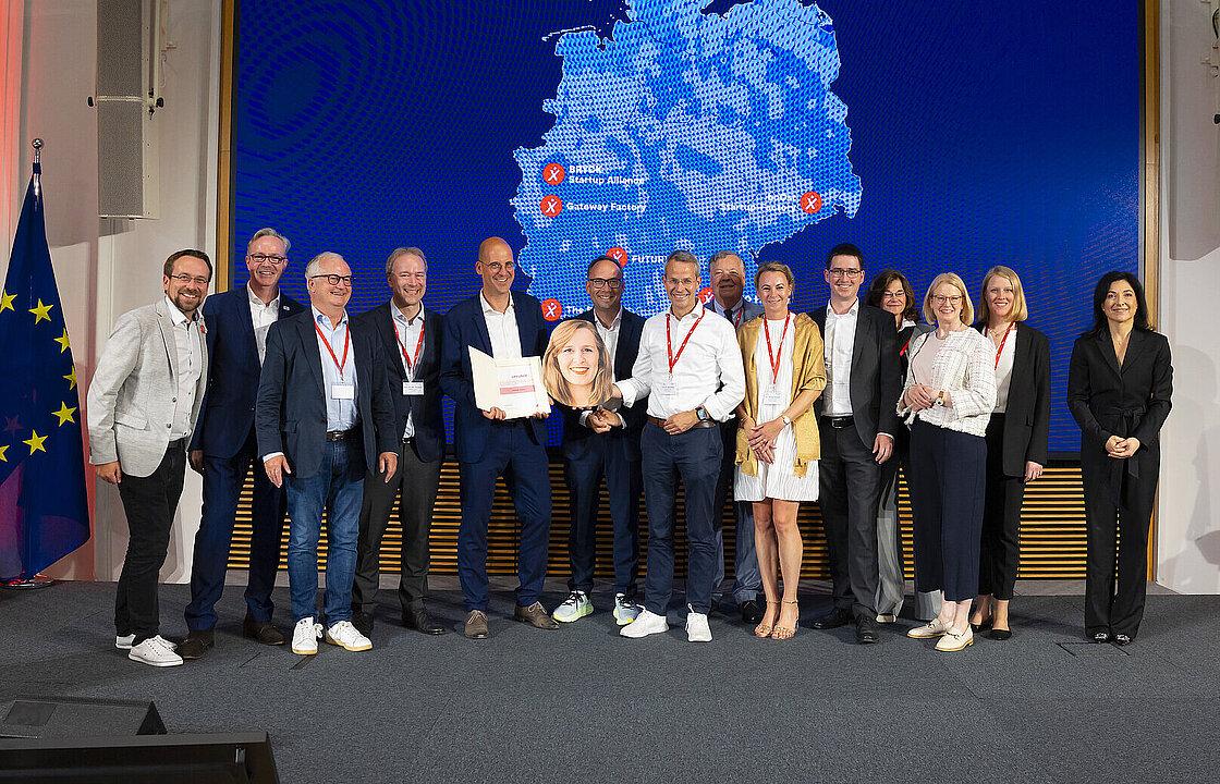 Group photo of the consortium participating in the Federal Ministry of Economics' “Gateway Factory” funding competition