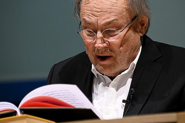 Close-up of Klaus Maria Brandauer during his visiting professorship at MUHS in 2022